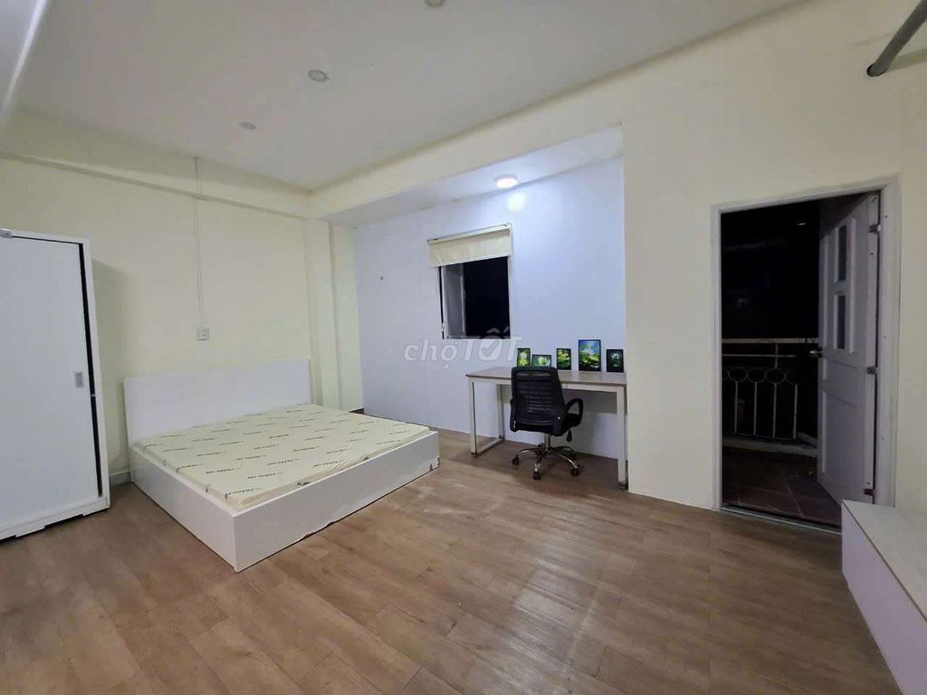 Studio Ban Công Tách Bếp Rộng 30m² Ngay Khu Phan Xích Long Phú Nhuận