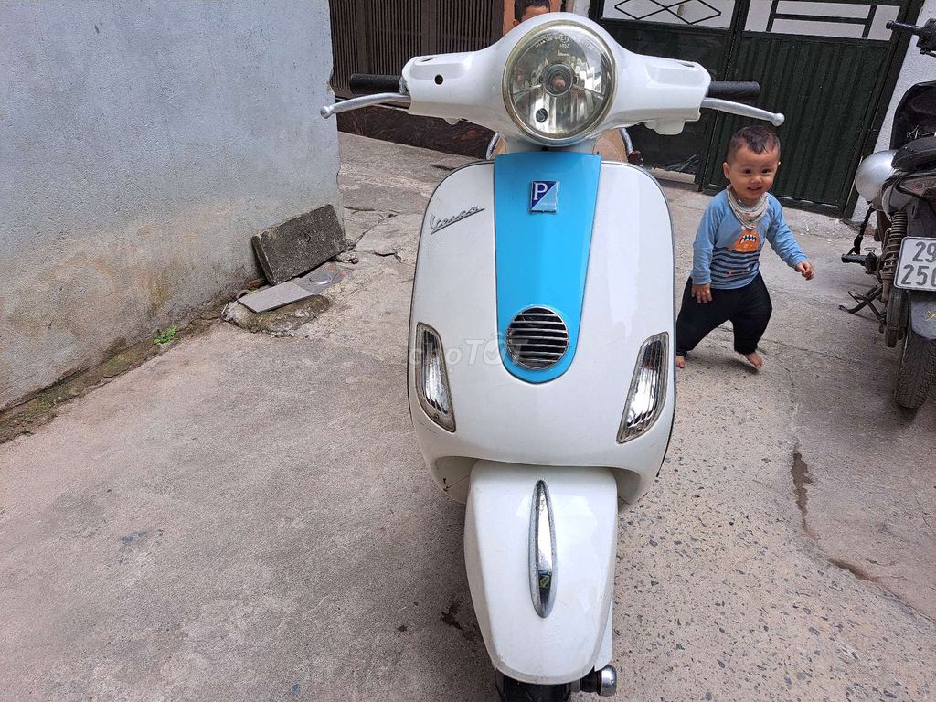 Vespa LX chân chống điện 2011