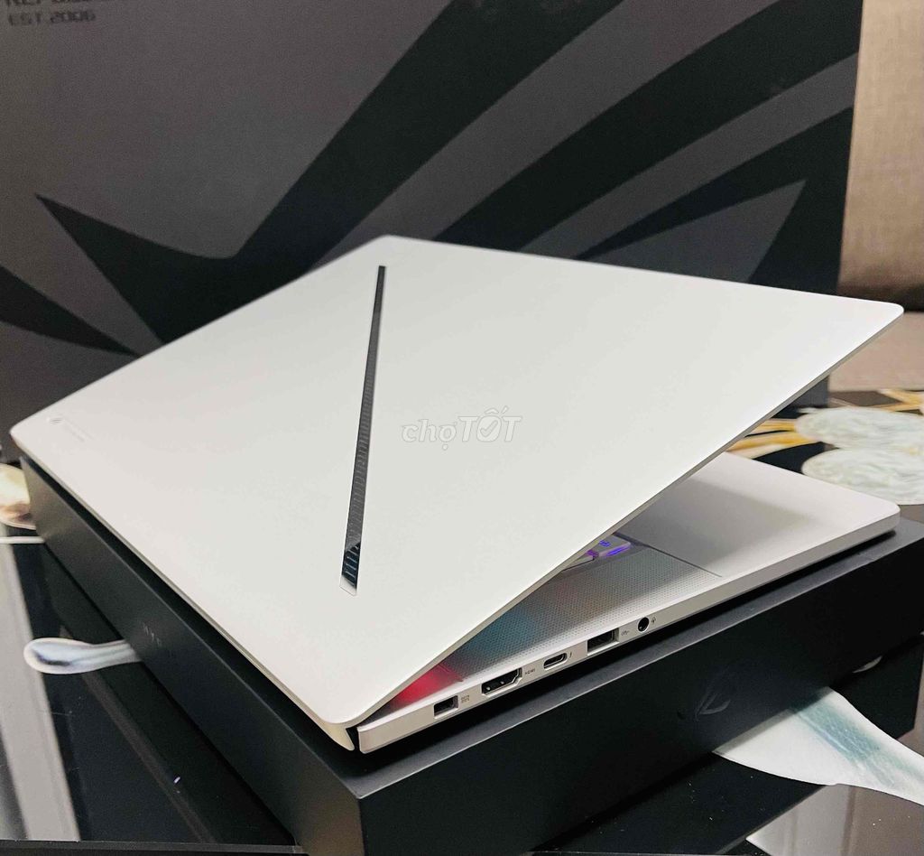 Laptop gaming ROG Zephyrus Nebula OLED mạnh nhất