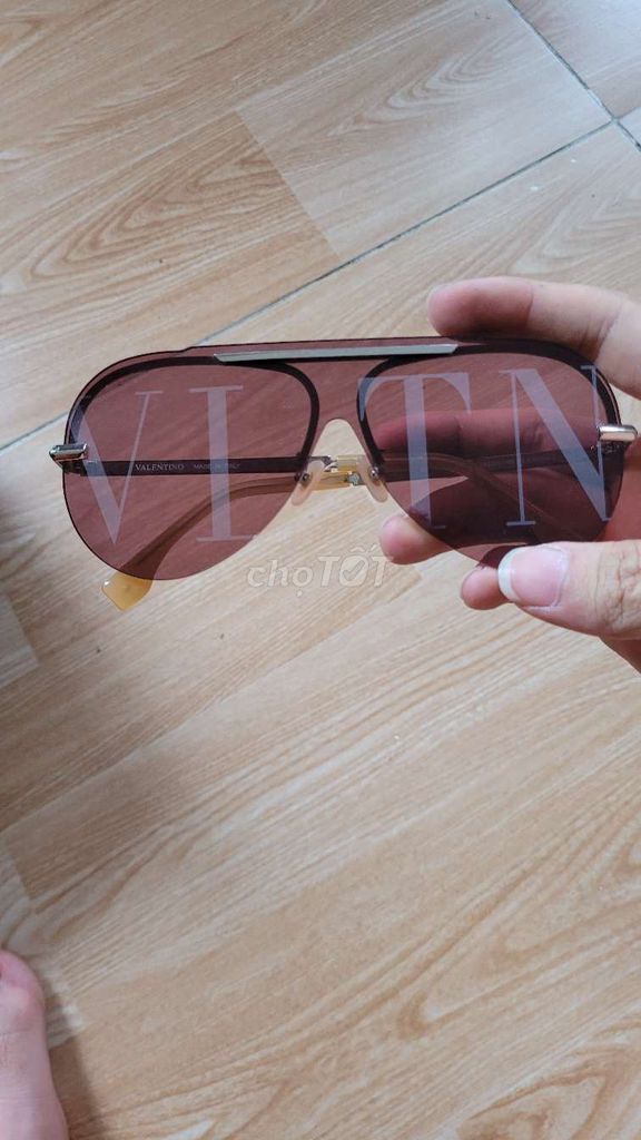Kính râm Valentino Unisex . Mua bán Phụ kiện thời trang khác tại Huyện Hoài Đức Hà Nội được đăng bởi Tuấn Anh hình 1