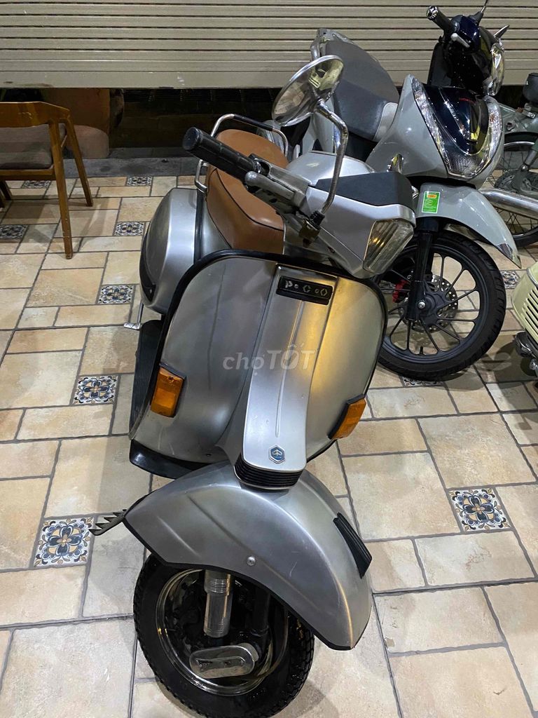 Серебристый Piaggio Vespa