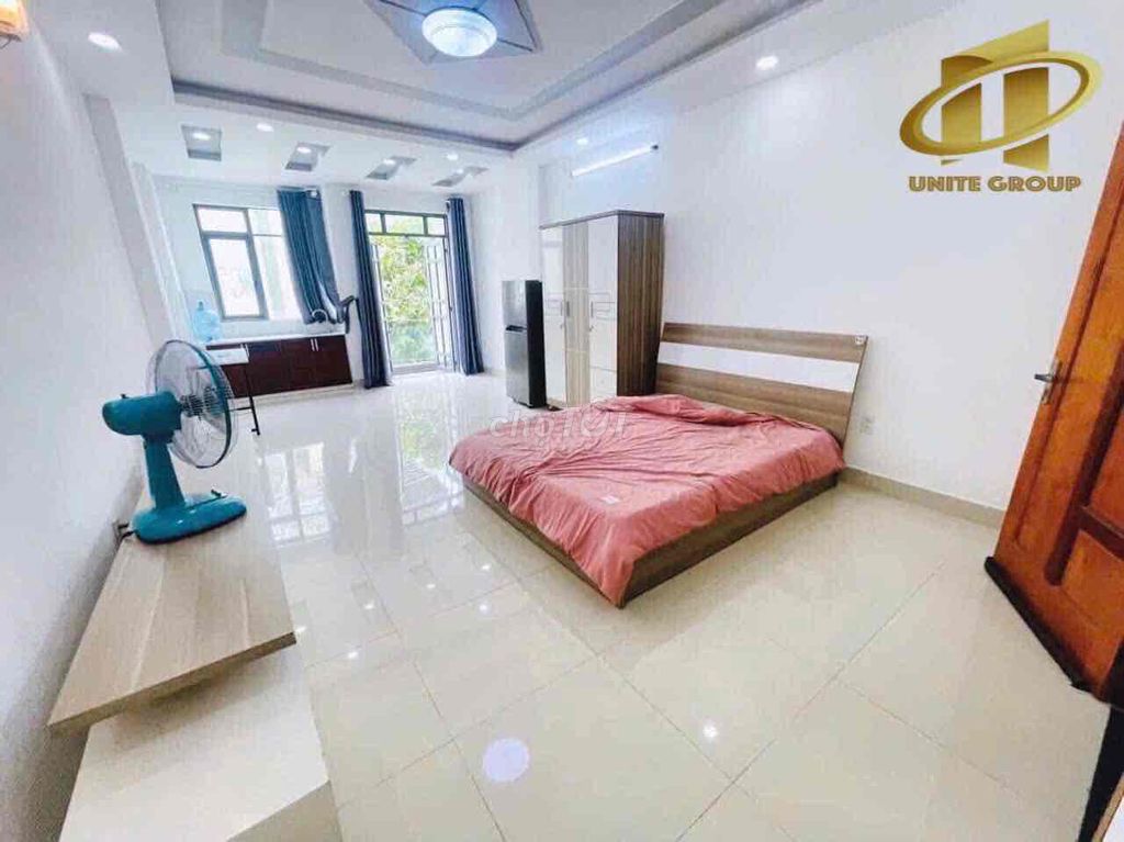 Thuê căn hộ studio ban công 45m2 full nội thất gần Tân Cảng, Hàng Xanh