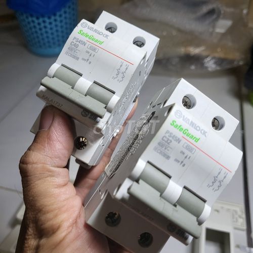 2 cầu dao điện Vanlock MCB 2C 40A và 32A