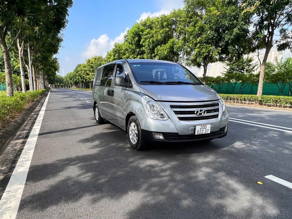 Hyundai  Starex số tự động máy dầu 6 chỗ