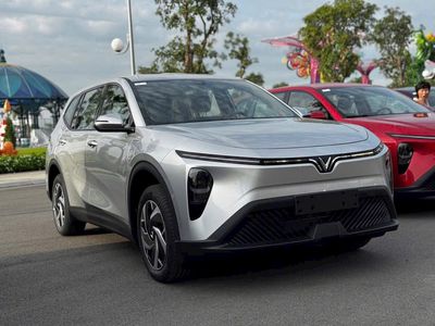 VinFast Limo Green MPV 7 chỗ Bạc Điện
