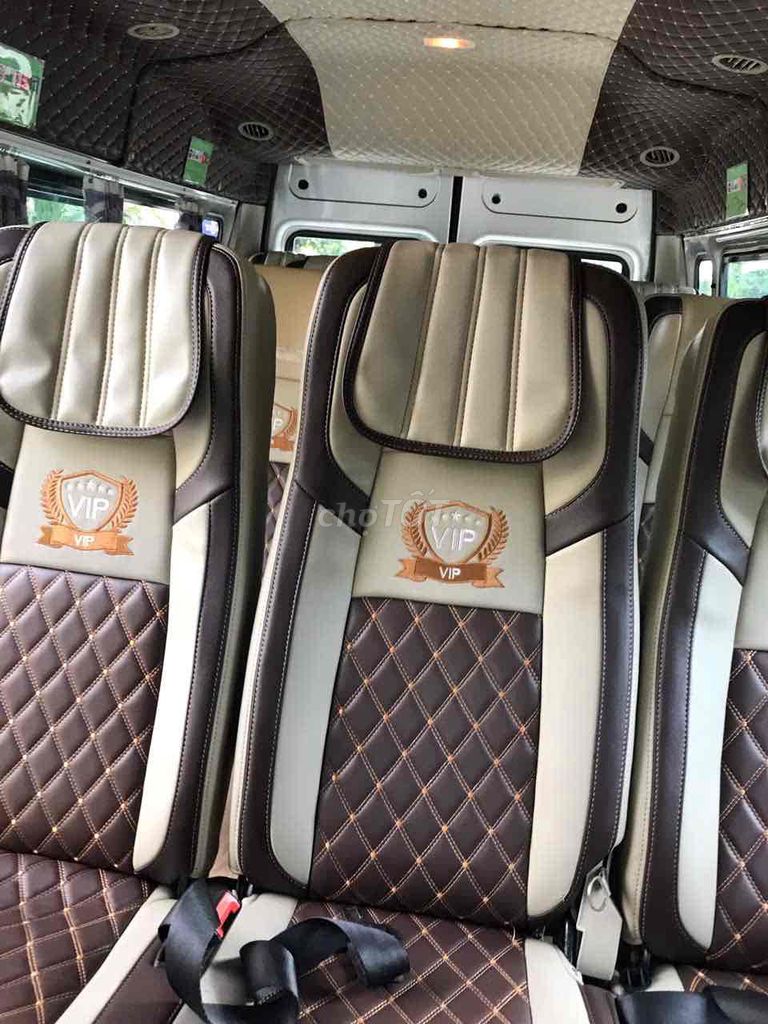 16-местный серебристый автобус Ford Transit