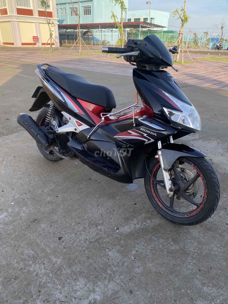 Honda Air Blade Đen Đỏ. Mua bán Xe máy tại Huyện Trần Văn Thời Cà Mau được đăng bởi vuphong hình 4
