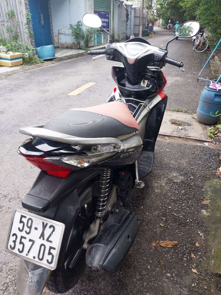 Honda Air Blade 2024 красно-черно-серебристый