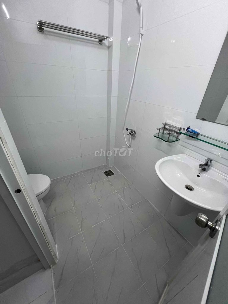 cho thuê nhà mt kinh doanh mới xây 4x22m đúc lửng 2pn 2wc 13.5tr