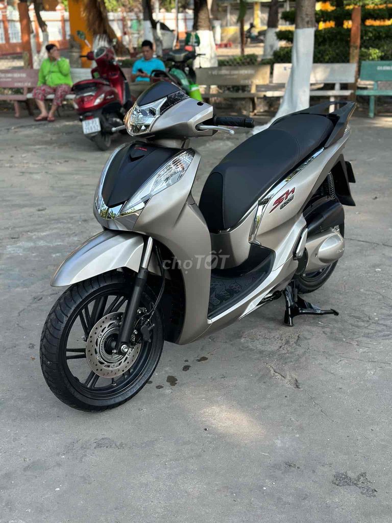 sh 300i 2016 vàng cát chao chưa mở zin 100% 9chu