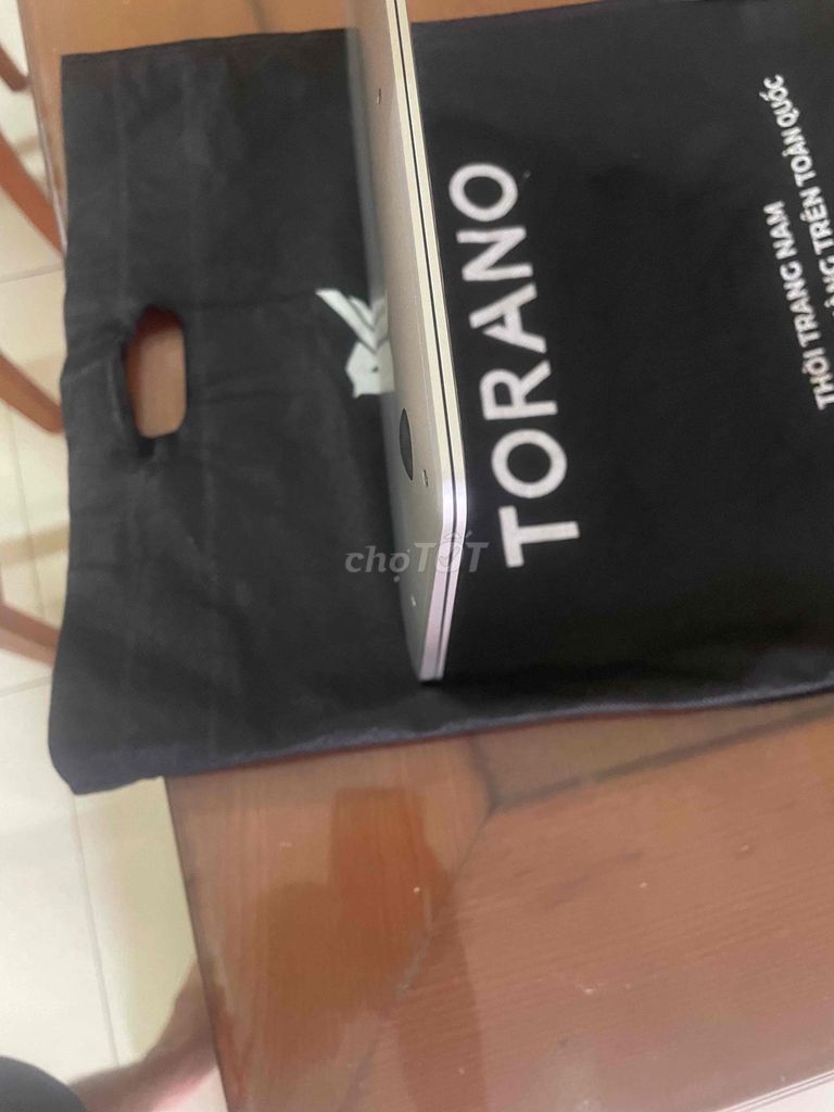 cần bán macbook ari 2018