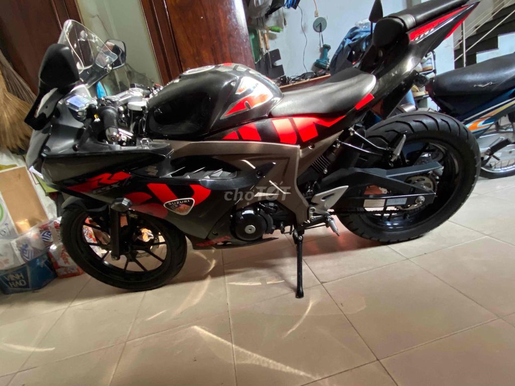 Suzuki GSX Đen Đỏ 9264 km. Mua bán Xe máy tại Thành phố Vĩnh Long Vĩnh Long được đăng bởi Tuấn hình 4