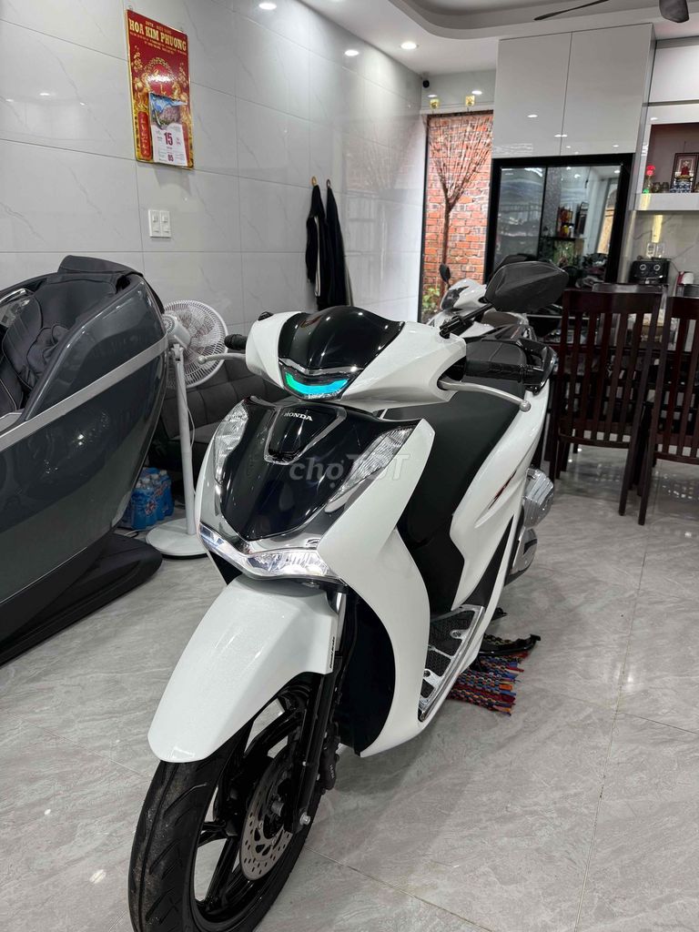 Хонда SH 125i 2024 Белая Черная Вьетнам
