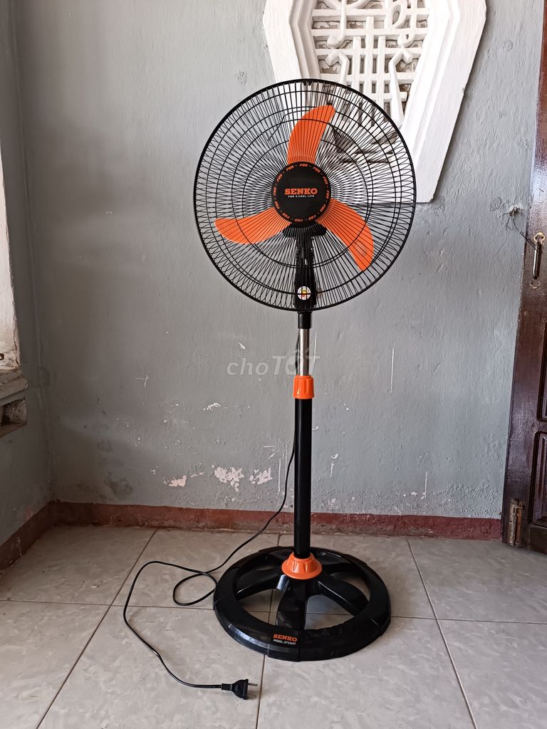 Quạt đứng Senko như hình, hoạt động tốt, 250k. Mua bán Quạt tại Thị xã Điện Bàn Quảng Nam được đăng bởi Ket ban face zalo qua sdt hình 1