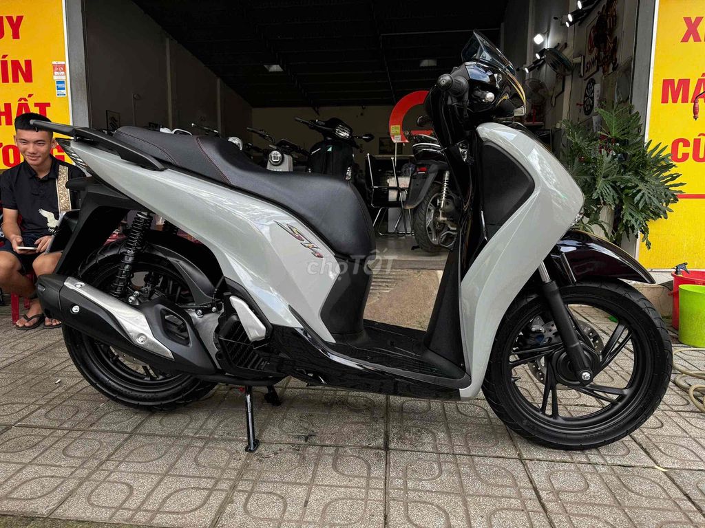 Honda SH 2018 Xám xi măng. Mua bán Xe máy tại Thành phố Buôn Ma Thuột Đắk Lắk được đăng bởi Ngô quốc Việt  hình 5