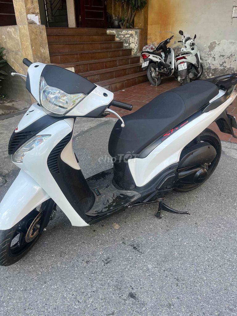 Белая Honda SH, импортная