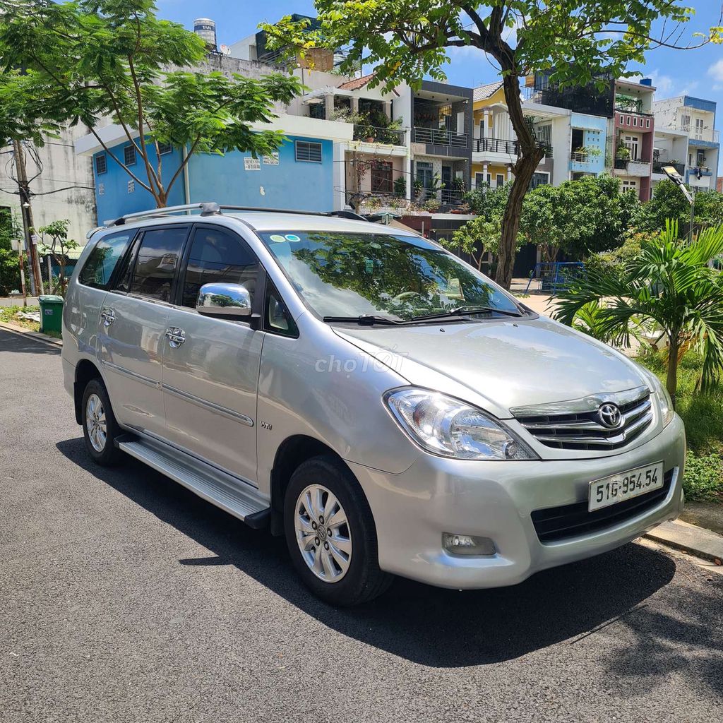 Toyota Innova 2.0 V sx 2011 chuẩn gia đình.