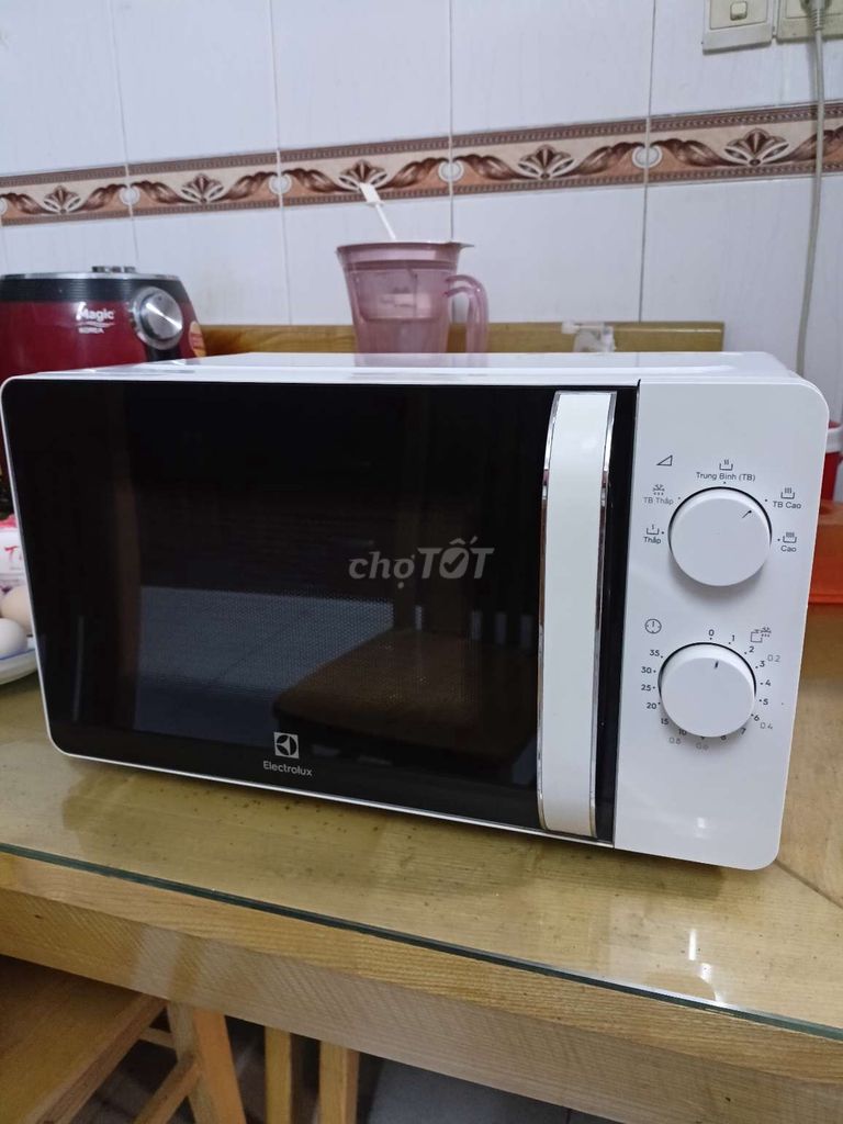 Lò vi sóng Electrolux 20 lít rất mới.