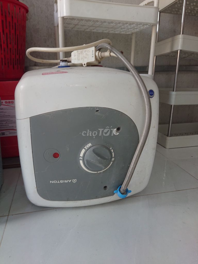 Bình nóng lạnh Ariston 15l đang sử dụng tốt. Mua bán Thiết bị vệ sinh, nhà tắm tại Quận Thanh Xuân Hà Nội được đăng bởi Thanh hình 1