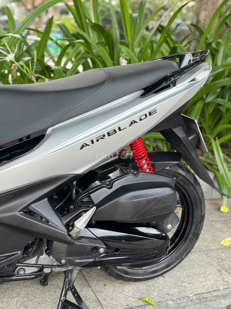 Airblade 125 2015 серебристый Porsche с городским номером от собственника