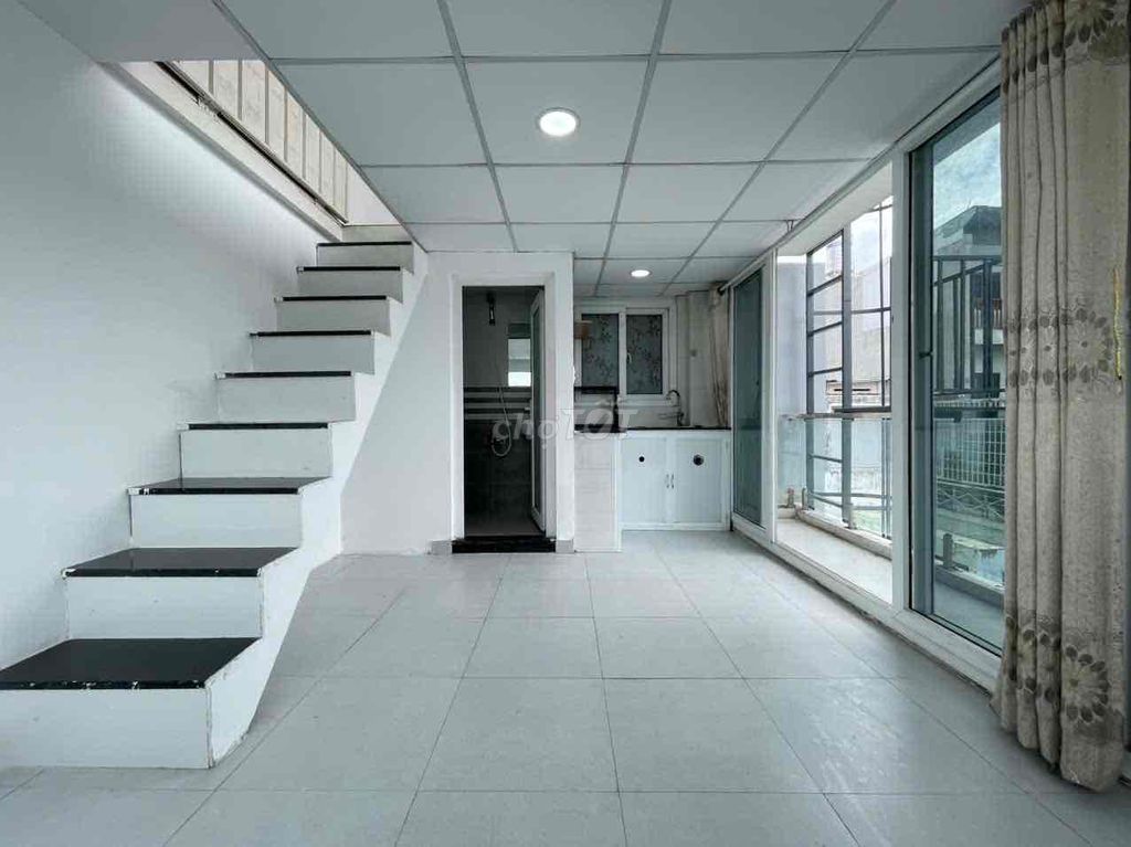 Двухуровневая квартира в аренду с балконом на крыше, недалеко от Дуонг Куанг Хама