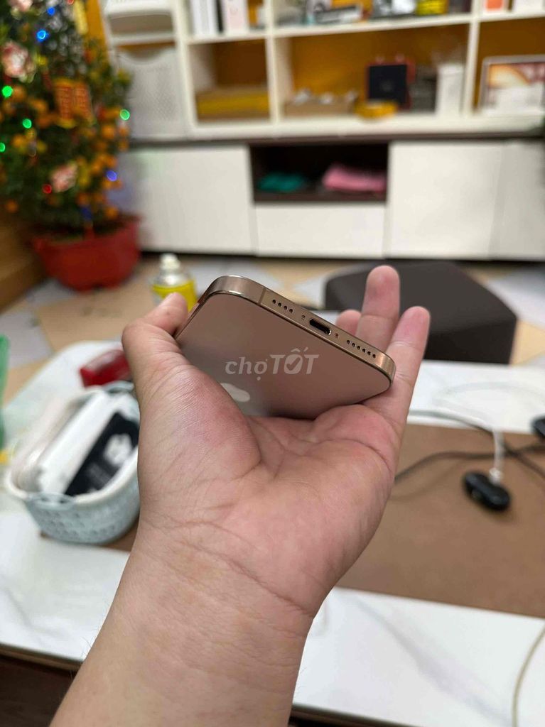 iPhone 16 Pro Max Vàng Quốc tế. Mua bán Điện thoại tại Quận Hoàng Mai Hà Nội được đăng bởi Trang hình 1