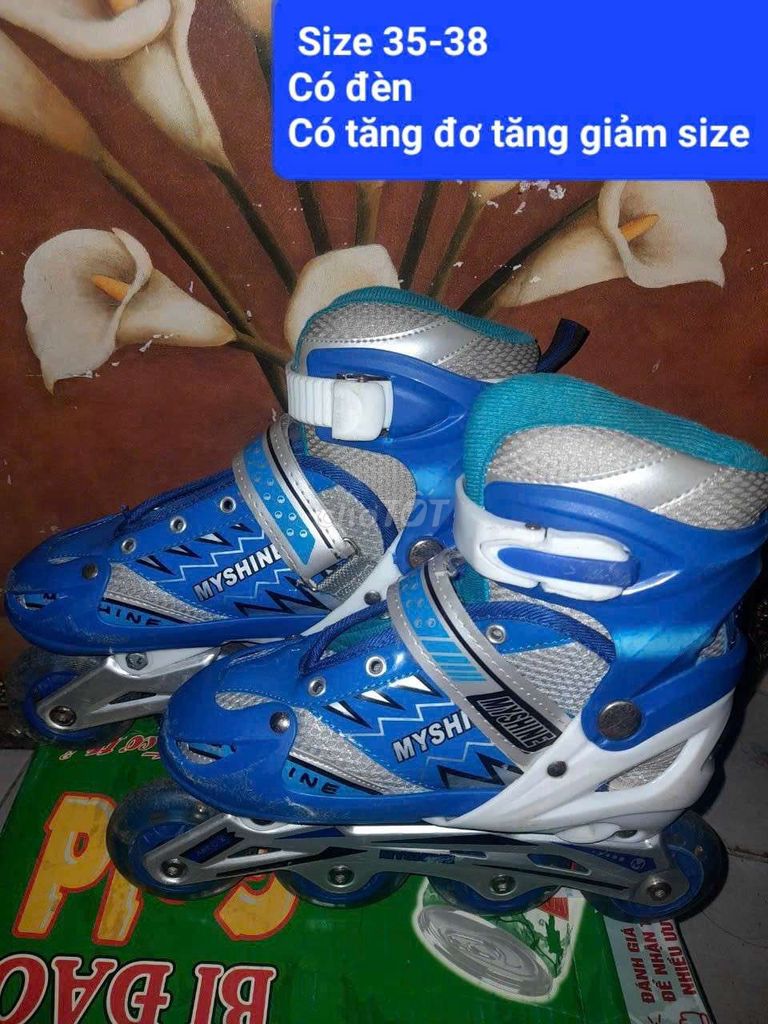 Giày patin màu xanh size 35-38. Có đèn và tăng đơ