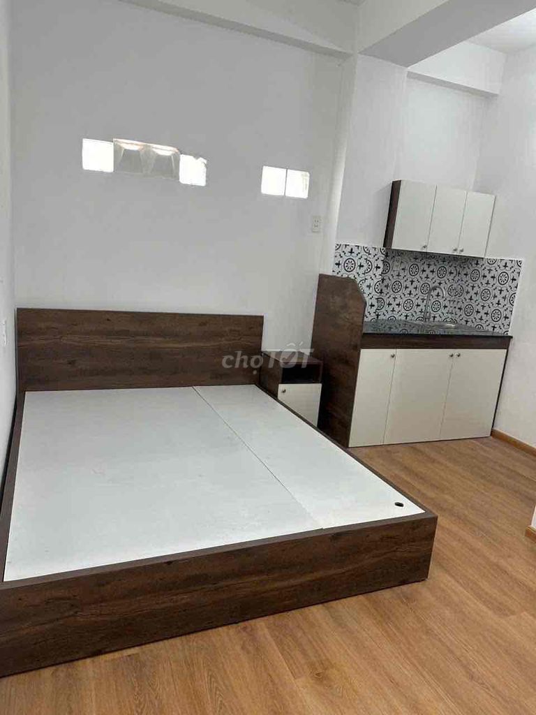 PHÒNG THANG MÁY CÓ CỬA SỔ TRỜI RỘNG RÃI