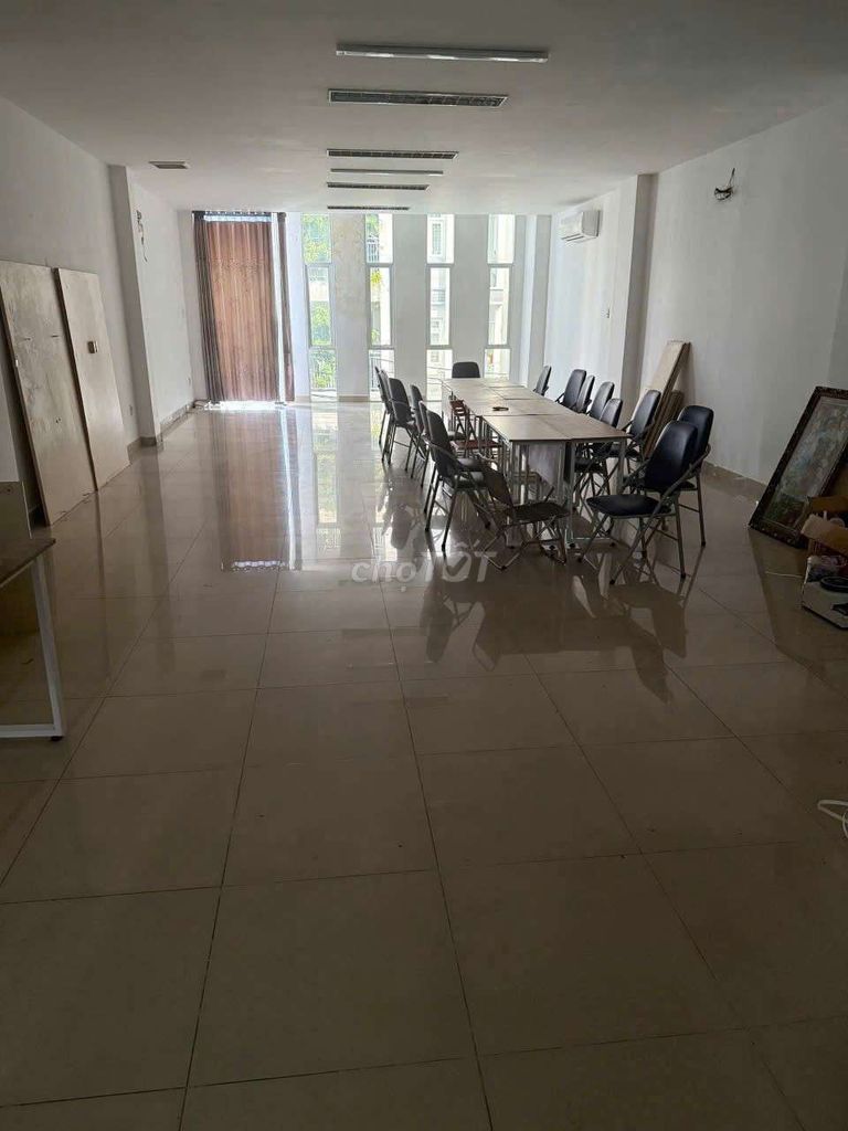 TOÀ NHÀ ĐƯỜNG ĐỘC LẬP 6X30M , 5 LÀU