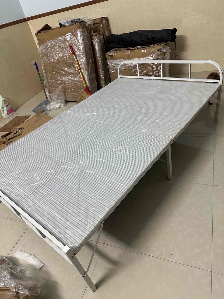 Giường sắt gấp gọn màu trắng mới. Mua bán Giường, chăn ga gối nệm tại Huyện Hóc Môn Tp Hồ Chí Minh được đăng bởi Tuấn Văn hình 1