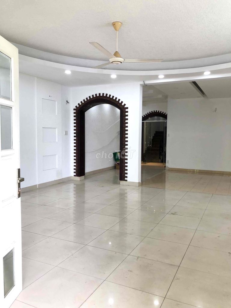 Nhà phố 132m2, 6 phòng ngủ, đường số 75, phường Tân Phong, Quận 7