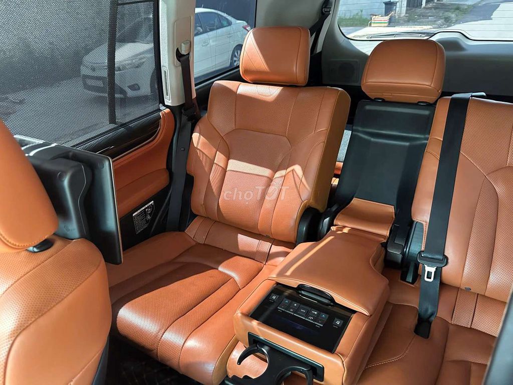 Lexus LX570 2016 lướt nhẹ 53.000km cực đẹp. Mua bán Ô tô tại Quận 7 Tp Hồ Chí Minh được đăng bởi Hoàn Lee Xe Lướt hình 13