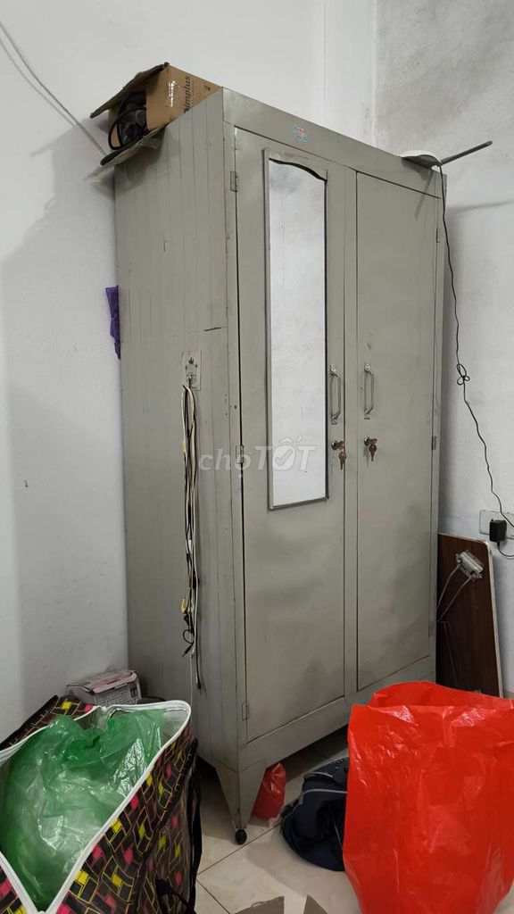 Tủ quần áo kim loại xám có gương. Mua bán Tủ, kệ gia đình tại Huyện Thanh Trì Hà Nội được đăng bởi Đỗ Minh hình 1