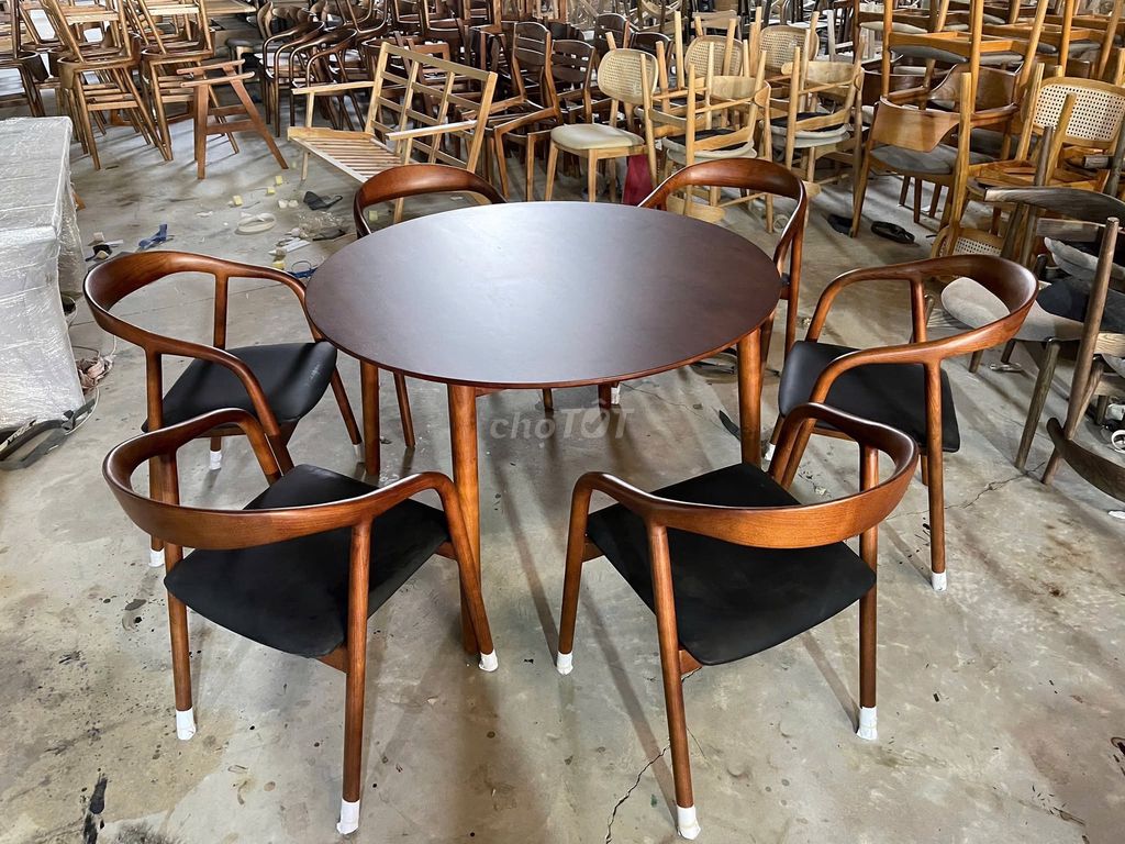Bộ bàn ăn gỗ sồi tròn 1m2 6 ghế tay vịn. Mua bán Bàn ghế tại Thành phố Biên Hòa Đồng Nai được đăng bởi Nguyễn Hiền hình 1