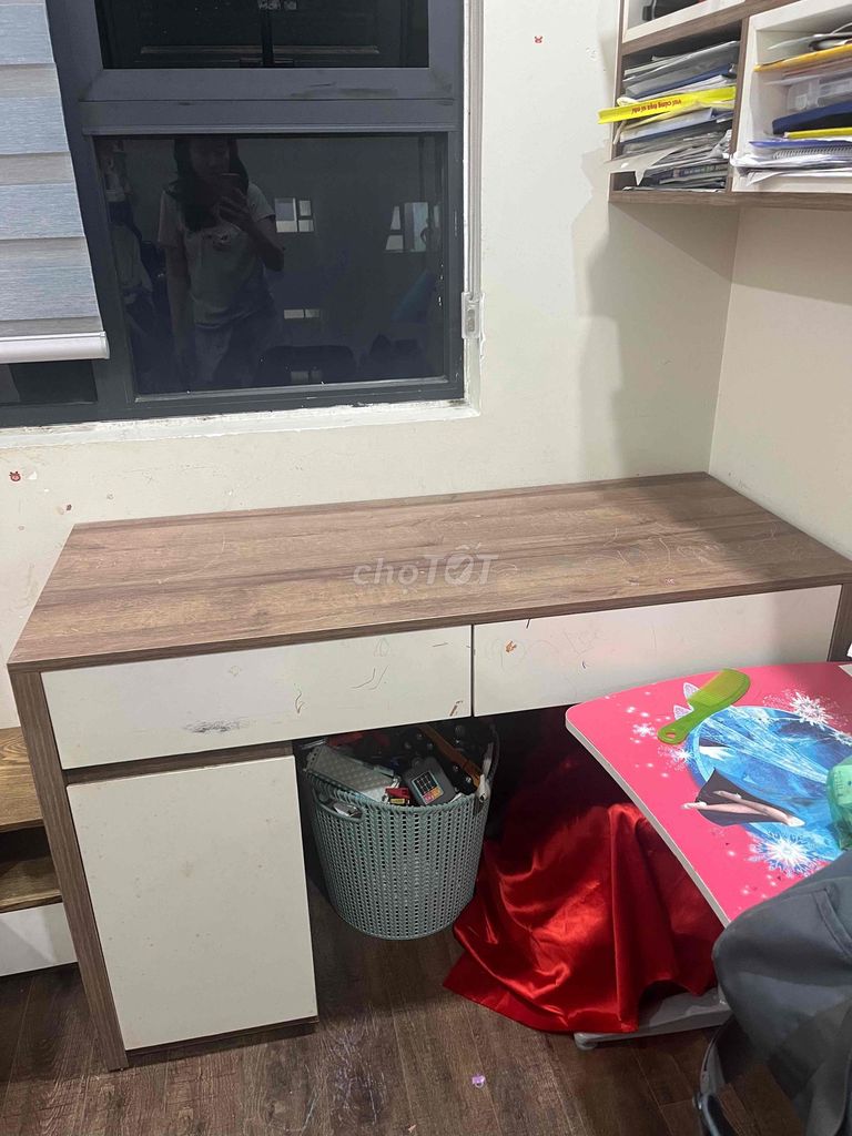 Bàn học Gỗ công nghiệp Nâu Trắng 1m2. Mua bán Bàn ghế tại Quận Thanh Xuân Hà Nội được đăng bởi Lê Hồng Thuý hình 1