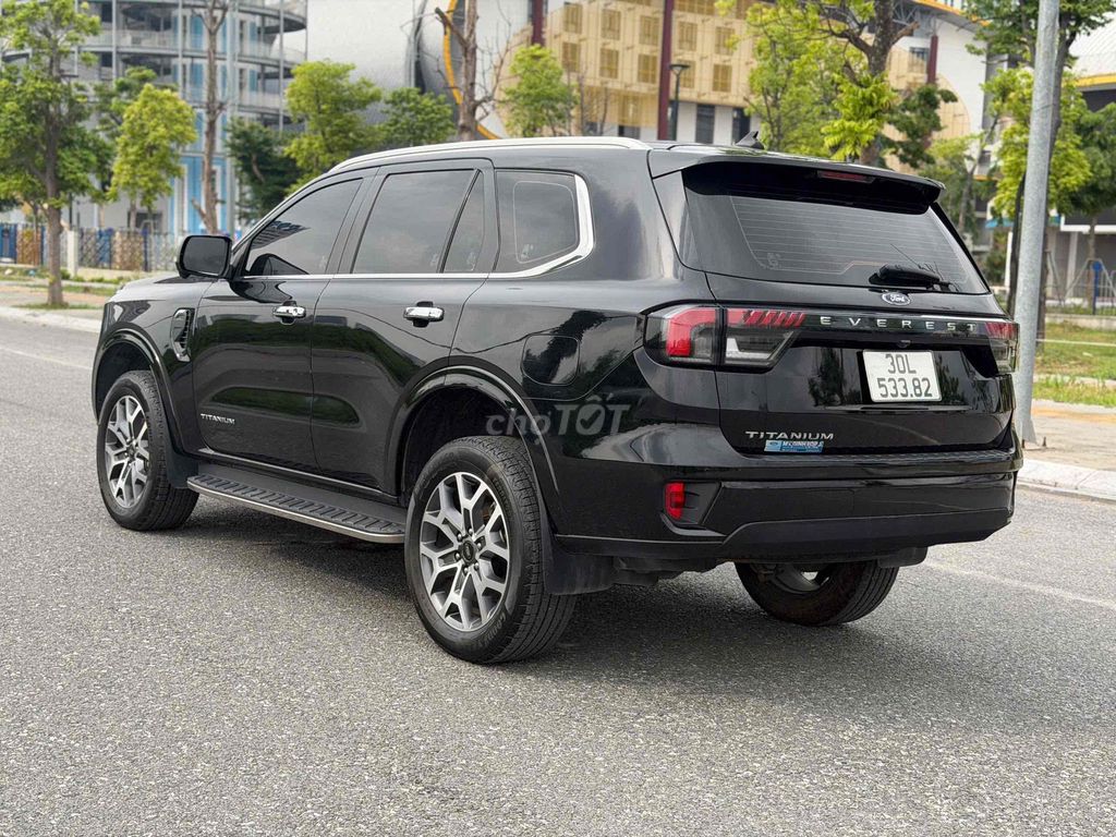 Ford Everest Titanium 4x2 2024 50000 км Черный
