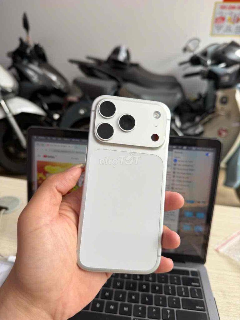 Apple iPhone 17 Pro hàng FPT shop 256GB Trắng 99%. Mua bán Điện thoại tại Quận Long Biên Hà Nội được đăng bởi Long Châu hình 1