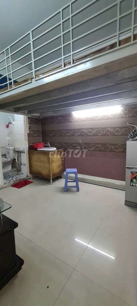 Комната с антресолью и мебелью, переулок для авто, рядом с 1 округом