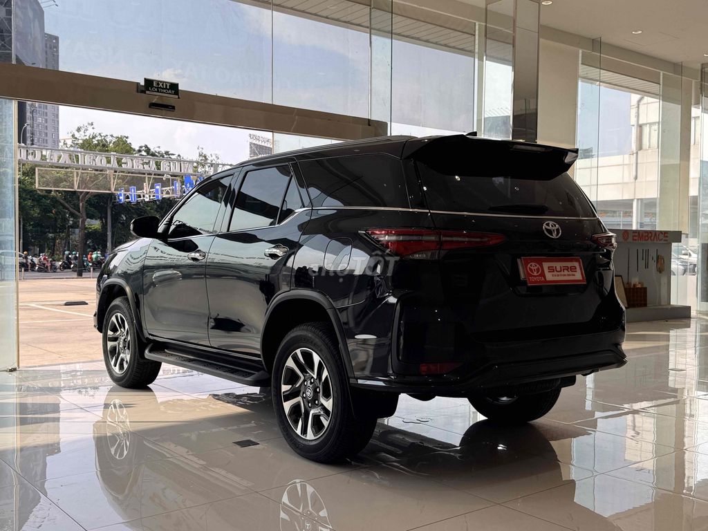2-осный специальный бензин Toyota Fortuner Legender 2025