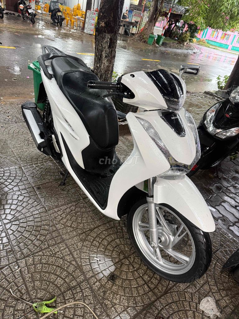 Белый скутер Хонда SH 150