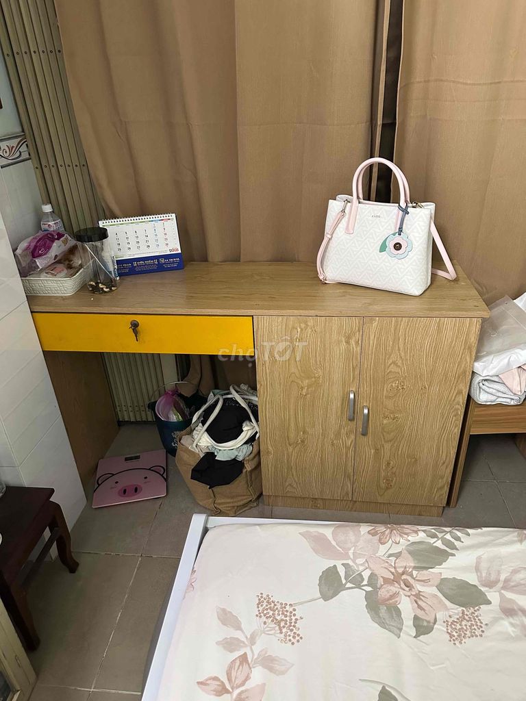 Bàn học Gỗ Vàng, Nâu 1330x400x770mm. Mua bán Bàn ghế tại Quận Bình Thạnh Tp Hồ Chí Minh được đăng bởi trần thế hiếu hình 1