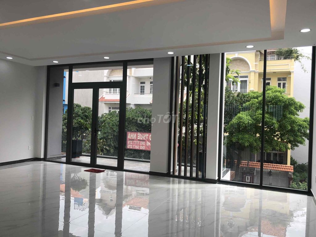 Sàn văn phòng 300m2 khu Him Lam Nguyễn Thị Thập, có thang máy, hầm xe