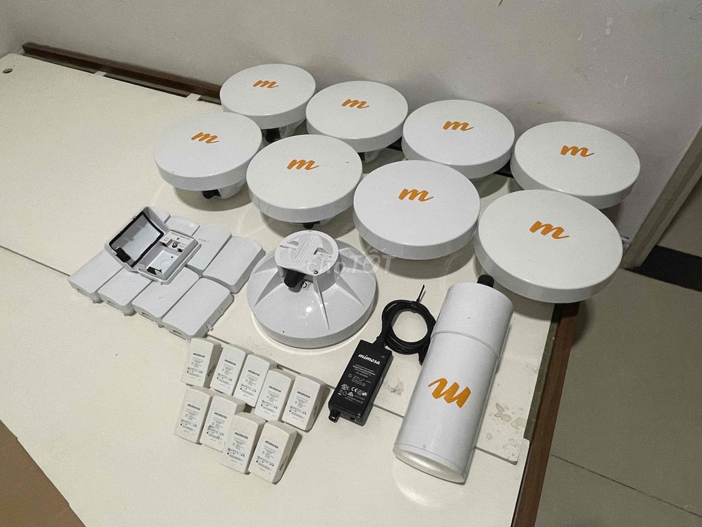 Mimosa 1 trung tâm phát và 9 vệ tinh internet