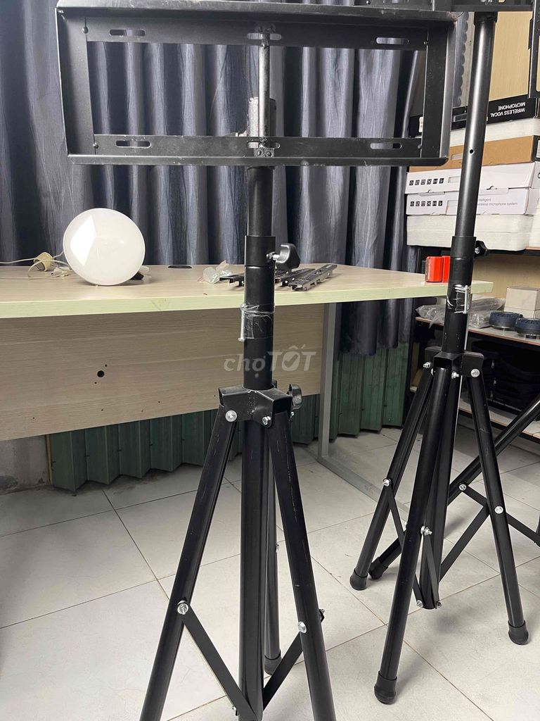 Chân đế tivi kim loại Đen. Mua bán Nội thất, đồ gia dụng khác tại Huyện Đức Hòa Long An được đăng bởi NHỰT LINH hình 1