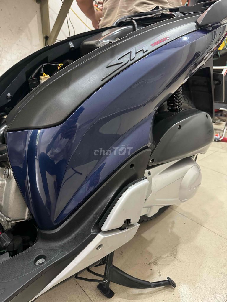 Зеленый кобальтовый скутер Honda SH150
