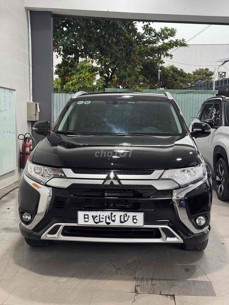 Mitsubishi Outlander 2.0 CVT чёрный