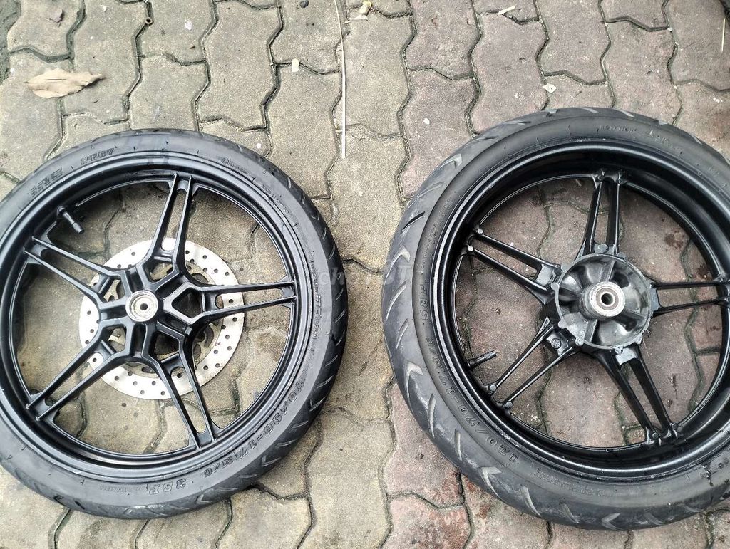 Bánh mâm xe máy Yamaha Exciter 150 đen hợp kim. Mua bán Phụ tùng xe tại Thành phố Biên Hòa Đồng Nai được đăng bởi Phạm Việt Thức hình 2