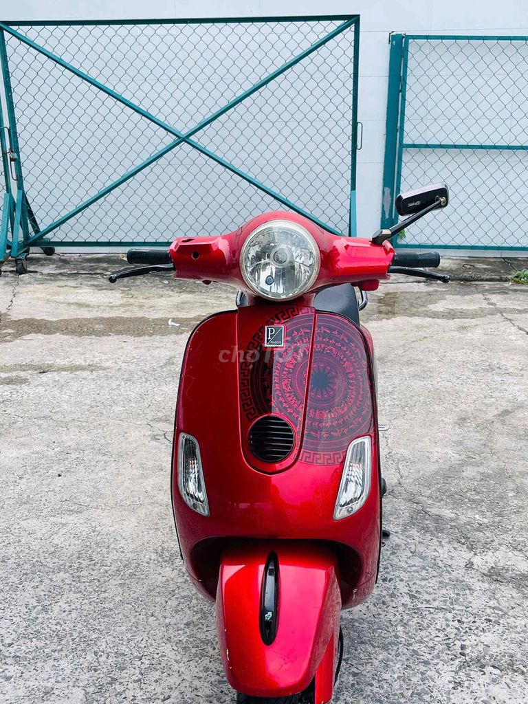 Красный самокат Piaggio Vespa с гладким цинком
