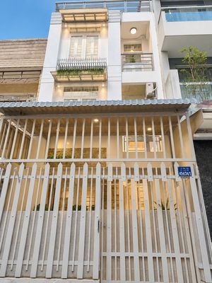 BÁN NHÀ hẻm 6m ĐS8, DT:4,2x11m. Trệt 2lầu ST. 3PN, 3WC, gần công viên.