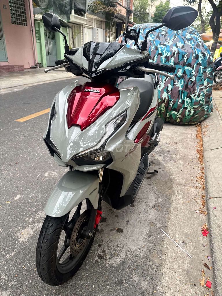 Honda Air Blade 2025 серо-красный